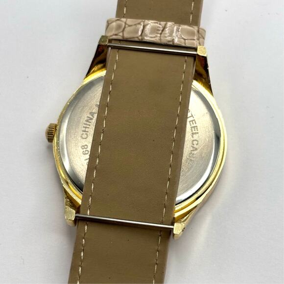 Y2K Gold XOXO Watch - Picture 4 of 4